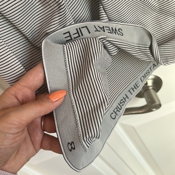 EUC Lululemon Tank Top Size 8 Black White Stripe - Picture 3 of 3